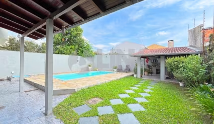 Casa de 3 quartos com 2 vagas à venda no bairro Jardim Itú em Porto Alegre