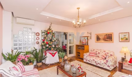 Casa com 3 quartos e 3 garagens à venda no bairro Jardim Europa em Porto Alegre