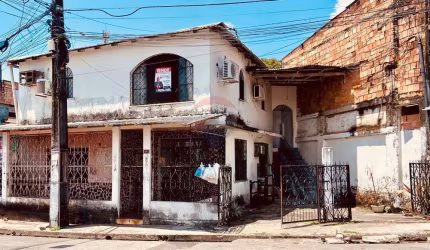 Invista em Ampla Casa Elegante em Manaus!