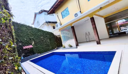 Casa Duplex com 3 espaçosos dormitórios, sendo uma suíte com closet e piscina. No conj. Jardim Oriente, Parque 10, Manaus, Am.