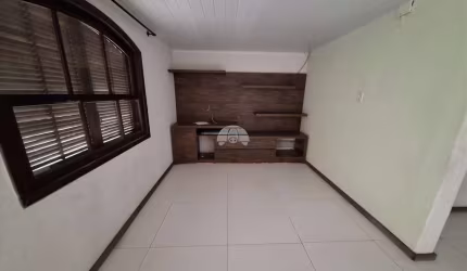 Casa com 3 quartos para alugar na Rua Caio Gracco, 37, Barreirinha, Curitiba, 108 m2 por R$ 2.300