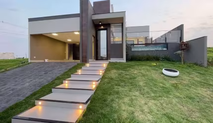 Casa Térrea, com uma bela vista para o lago, na entrada da Cidade de Cambé/PR