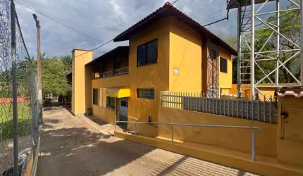 Sobrado localizado em Chácara  próximo ao aeroporto de londrina  Terreno   de  - 4.940m2 -  Área Construída  - 682,98m2