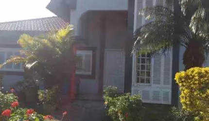 Casa de 380 metros quadrados no bairro Vacchi com 4 quartos