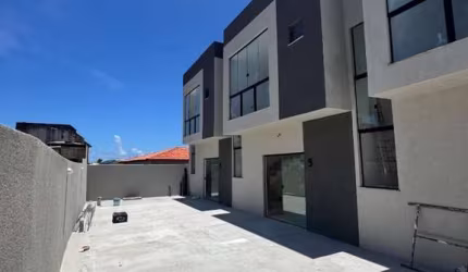Casa com 3/4 em Ipitanga.