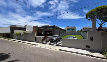 Casa  recém reformada no condomínio VILLAS DO JACUIPE com acesso ao rio Jacuipe.