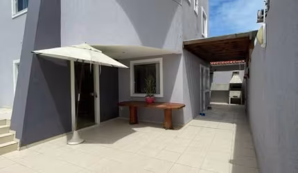 Casa mobiliada, excelente oportunidade para quem busca conforto e praticidade em uma localização privilegiada.