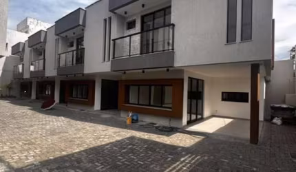 Casa em Ipitanga com 4/4 - condomínio fechado.