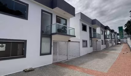 Casa à venda com 3 suítes no Miragem – Lauro de Freitas.