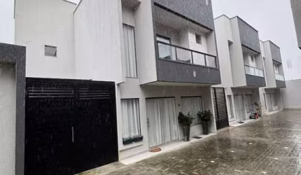 Casa para Aluguel em Buraquinho – 4 Quartos, Suíte e Varanda.