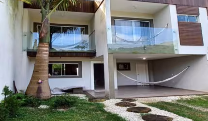 Imperdível Sobrado  à Venda em Balneário Camboriú-SC, Bairro Praia dos Amores: 3 Quartos, 3 Suítes, 3 Salas, 4 Banheiros, 2 Vagas, 190m²!