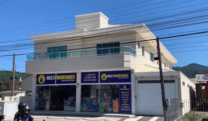 Casa comercial e Residencial  à venda em Camboriú-SC, bairro Cedros: 3 quartos, 1 suíte, 2 salas, 5 banheiros, 5 vagas de garagem, 387m².