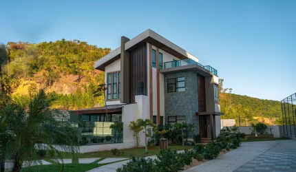 Luxuosa casa à venda em Itajaí-SC, bairro Ressacada: 3 quartos, 3 suítes, 3 salas, 4 banheiros, 4 vagas de garagem, 360m² de área.