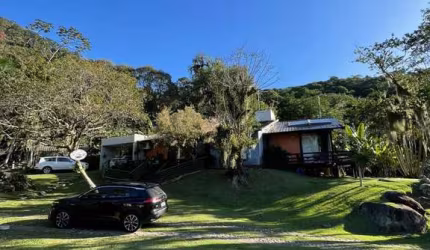 Chácara Recanto da Pedra: Sitio luxuoso com 3 quartos, 3 suítes e 130.000m² em Balneário Camboriú-SC. Imperdível!