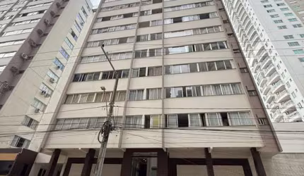 Apartamento à venda na Barra Norte, Balneário Camboriú-SC, com 3 quartos, 1 suíte, 2 salas, 2 banheiros, 1 vaga de garagem e 118m² - Quadra Mar, Centro!