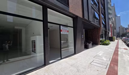 Sala Comercial para Locação no Centro de Balneário Camboriú-SC: 1 sala, 2 banheiros, 2 vagas de garagem, 63,12 m²!