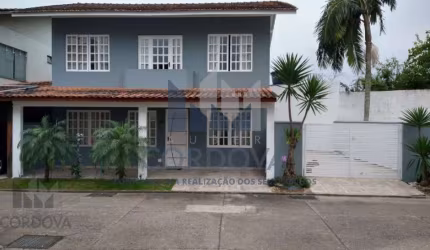 Casa em Condomínio à Venda no Centro de Balneário Camboriú-SC: 3 Quartos, 1 Suíte, 2 Salas, 2 Banheiros, 3 Vagas, 120m².