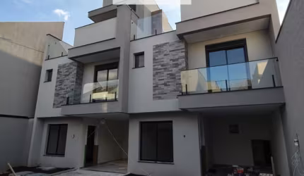 Sobrados tríplex medindo 171 m² - Capão da Imbuia - Curitiba/PR