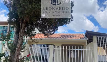 CASA TÉRREA DE FRENTE PARA A RUA NO BAIRRO ALTO  3 QUARTOS 2 VAGAS