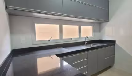 Casa em condomínio no Alto do Vale, Cravinhos-SP: 3 quartos, 1 suíte, 2 salas, 3 banheiros, 4 vagas, 156m². Venha conferir!