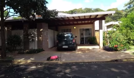 Luxuosa casa em condomínio à venda em Ribeirão Preto-SP, no bairro Ribeirânia. Condomínio Parque das Figueiras. 4 quartos, 4 suítes, 3 salas, 6 banheiros, 2 vagas de garagem. 320,00 m² de área. Imperd