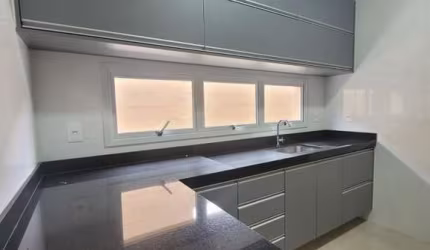 Casa em condomínio no Alto do Vale, Cravinhos-SP: 3 quartos, 1 suíte, 2 salas, 3 banheiros, 4 vagas, 156m². Venha conferir!