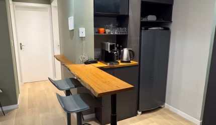 2 quartos, 1 vaga, elevador, mobiliado no bairro Abraão, Floripa