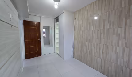 Apartamento com suíte e mobilia por de R$ 399 mil perto do Campeche!