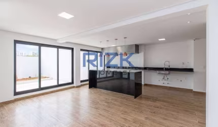 Casa em rua de bairro arborizado