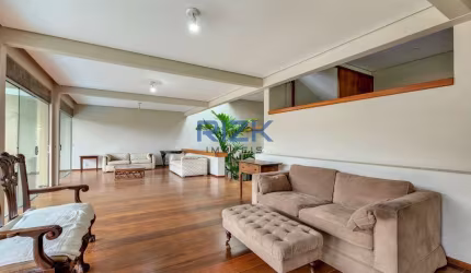 Linda casa com bom terreno em rua fechada