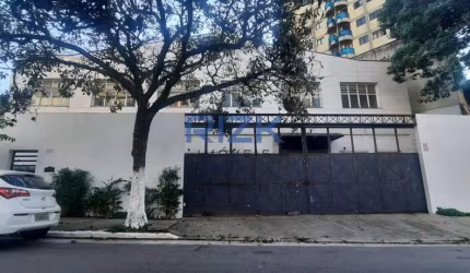 Prédio comercial perto de Metro
