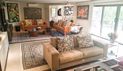 Rua Curitiba , 301 m2 de área útil , 04 garagens.