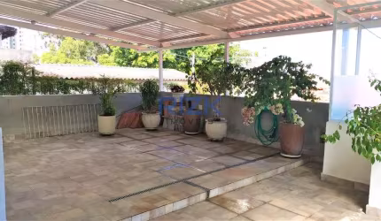 Sobrado com 04 salas  05 vgs e Apart nos fundos