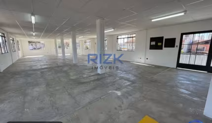 Prédio comercial no Limão.