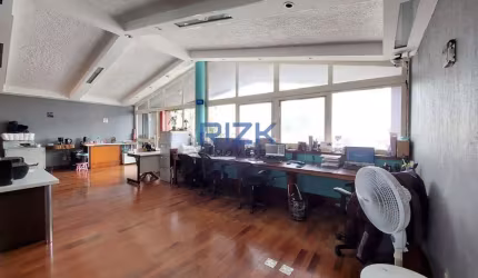 Prédio comercial na Avenida da Aclimação