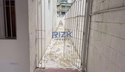 Casa com amplo terreno para venda.
