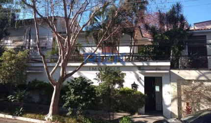 Casa a venda com 4 suítes e 7 garagens.