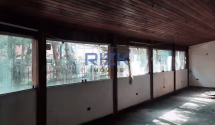 Sobrado bem conservado com bom terreno