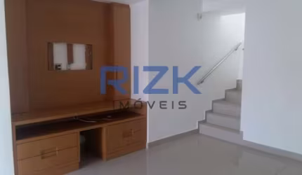 Casa em rua de bairro arborizado