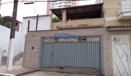 Casa em rua de bairro arborizado