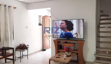 Casa em rua de bairro arborizado