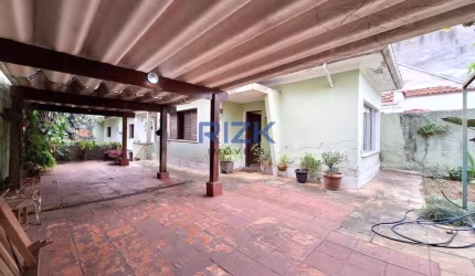 Casa térrea com amplo terreno perto do metrô