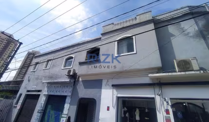 Casa comercial para locação com 4 salas.
