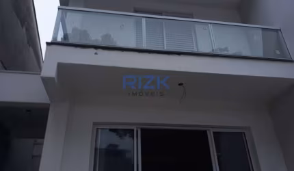 Sobrado novo em rua tranquila