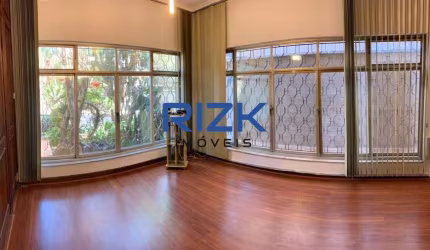 Casa Térrea com 300m2  em rua tranquila