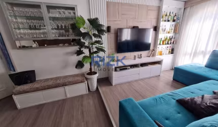 Apartamento reformado, 65m2 prédio com piscina