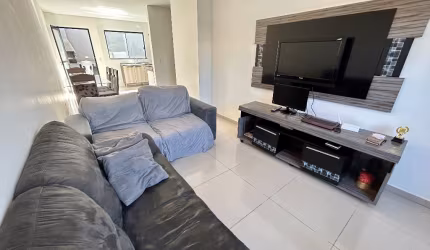 Lindo sobrado de frente para rua no Alto Boqueirão