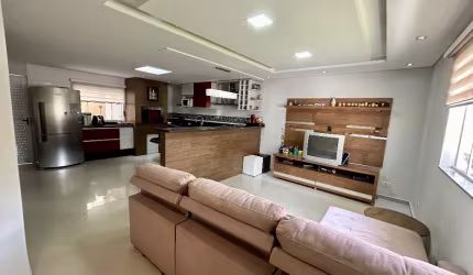 Excelente triplex de frente para rua no Lindóia