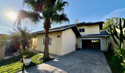 Casa com quintal - terreno 600m² - 5 qtos - 241m² priv