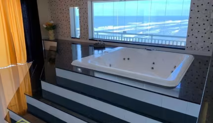 ESPIA SÓ - COBERTURA FRENTE MAR ESTONTEANTE - VISTA TOTAL - É SÓ MUDAR